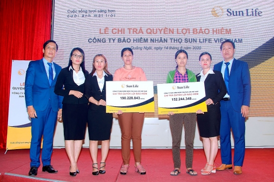Hai khách hàng tại Quảng Ngãi nhận quyền lợi bảo hiểm hơn 300 triệu đồng