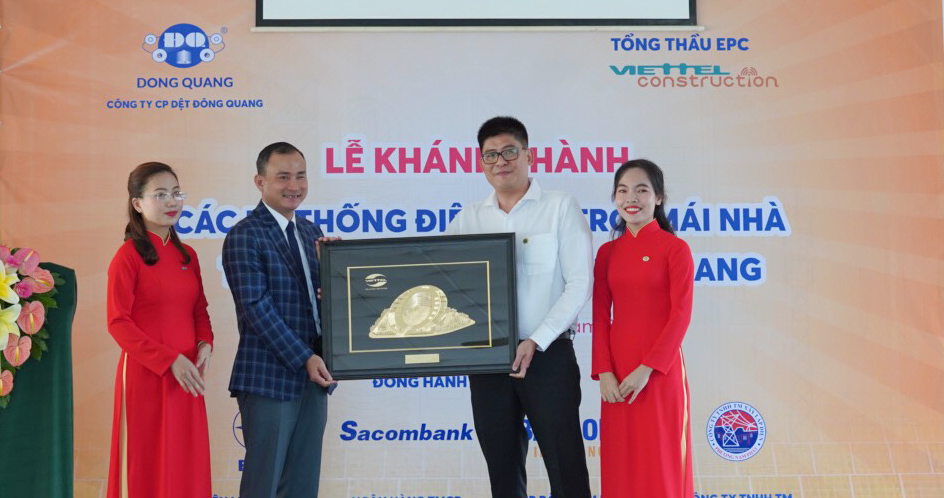 Ông Phạm Đình Trường- TGĐ Viettel Construction (bên trái) tặng quà lưu niệm ông Nguyễn Việt Dũng - TGĐ Dệt Đông Quang (bên phải)
