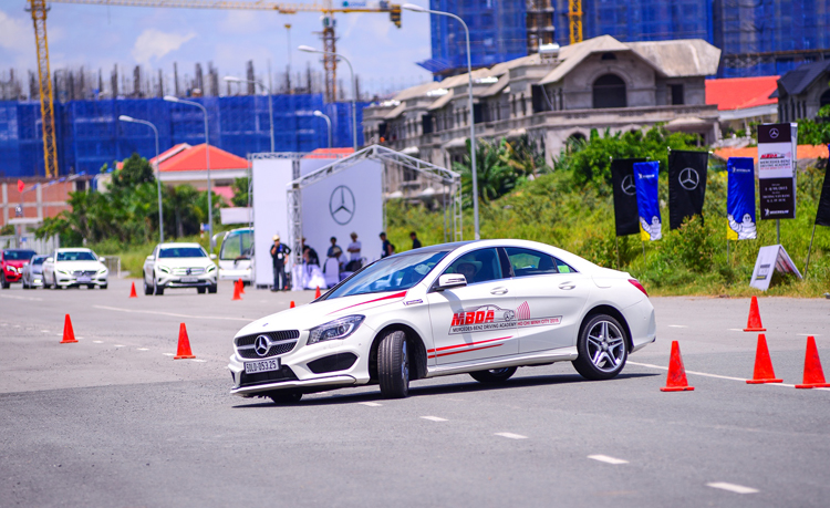Học viện Lái xe an toàn Mercedes-Benz 2016: Ứng dụng công nghệ an toàn trên đường đua