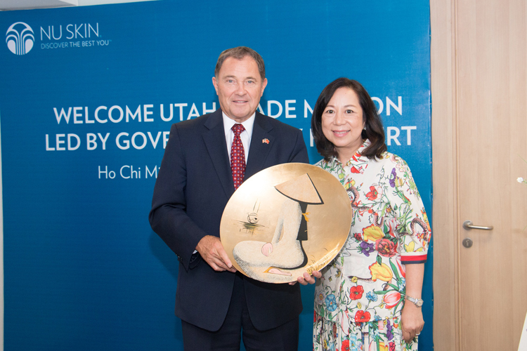 Thống đốc bang Utah đến thăm Nu Skin Việt Nam