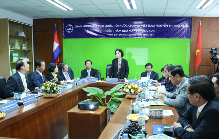 Đoàn đại biểu Quốc hội Việt Nam thăm Nhà máy sữa Angkor