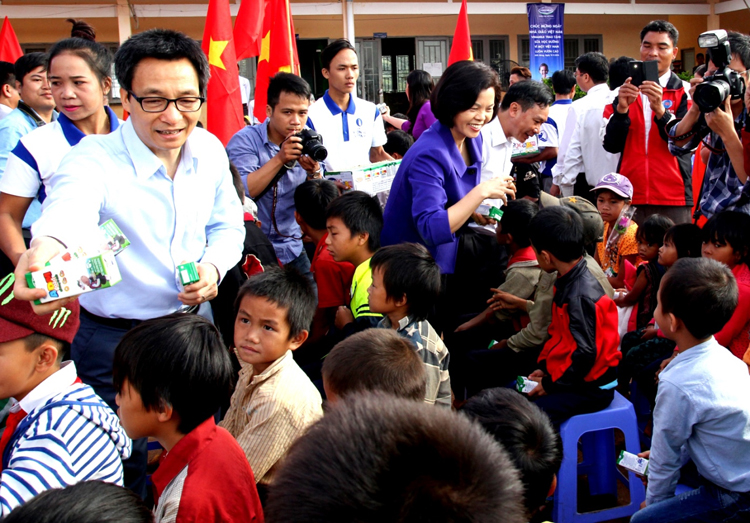 Vinamilk mang Chương trình Sữa học đường đến với trẻ em Đắk Nông