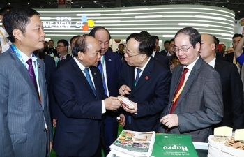 Thủ tướng Nguyễn Xuân Phúc thăm gian hàng Hapro tại Hội chợ CIIE 2018