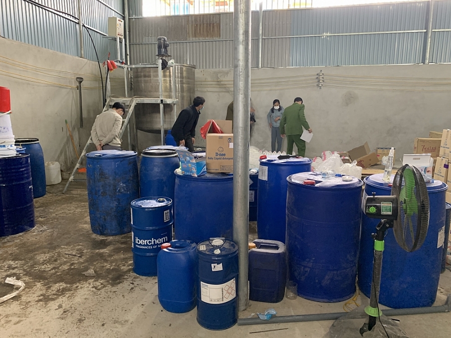 Thanh Hóa: Phát hiện cơ sở sản xuất nước giặt, nước tẩy rửa giả mạo D-nee, Javel
