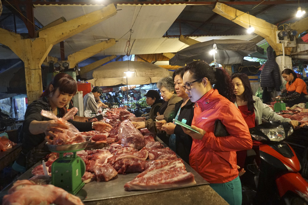 Những quầy bán thịt tại chợ Láng với khách mua đứng vòng trong vòng ngoài.