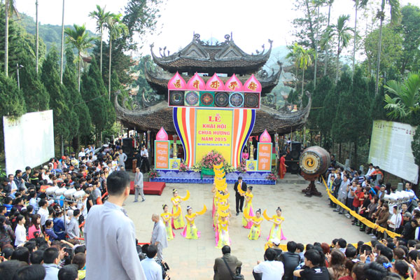 Lễ khai hội Chùa Hương năm 2015 thưa vắng du khách về trẩy hội hơn so với những năm trước.