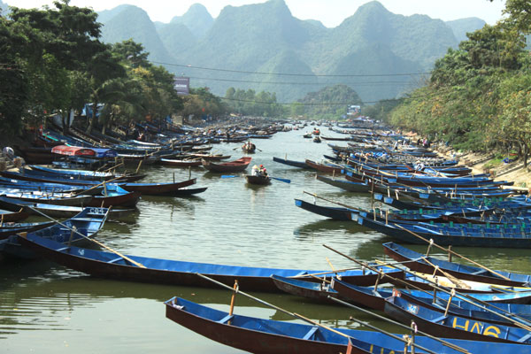 Các thuyền, đò chở khách xếp sẵn từng dãy chờ đón du khách đi trẩy hội Chùa Hương năm mới.