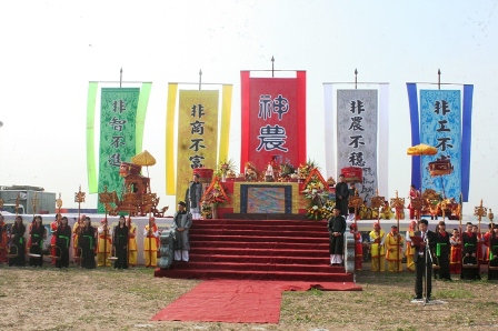 Sân khấu chính được in các chữ Thần nông nổi bật chính giữa lễ đài.