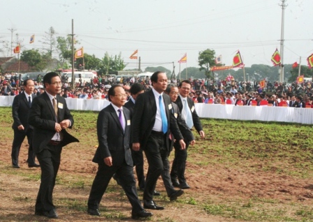 Các vị lãnh đạo trung ương và địa phương đến dự lễ hội Tịch Điền.