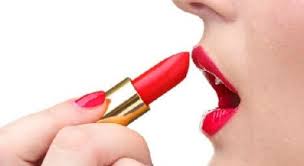 Son môi, là một trong những loại mỹ phẩm giá rẻ, làm giả mạo được bày bán tràn lan 