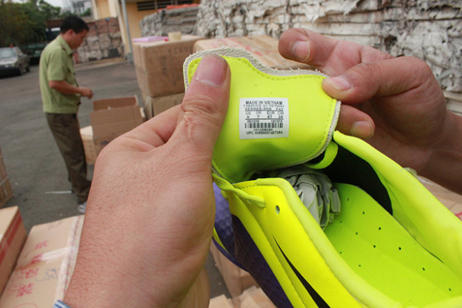 Giày thể thao hiệu Nike sản xuất từ TQ gắn mắc xuất xứ VN