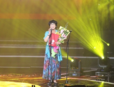 Bà Nguyễn Thị Hồng Ngát phát biểu tại lễ trao giải
