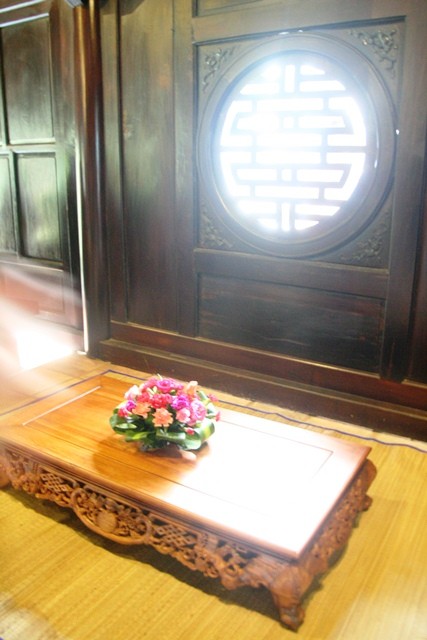 Có nhiều bàn nhỏ kiểu xưa được đặt trong Xung Khiêm Tạ cho khách ngồi nghỉ ngơi