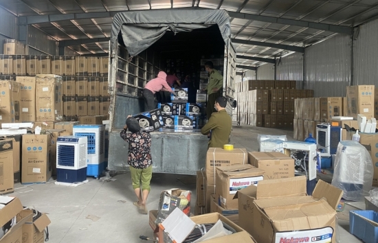 Hưng Yên: Phát hiện kho hàng gia dụng lớn có dấu hiệu nhập lậu