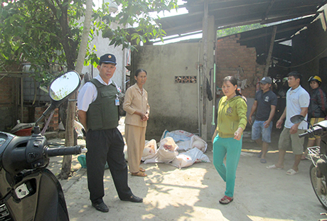 Lực lượng liên ngành kiểm tra tra cơ sở giết mổ của bà Ninh Thị Thái.