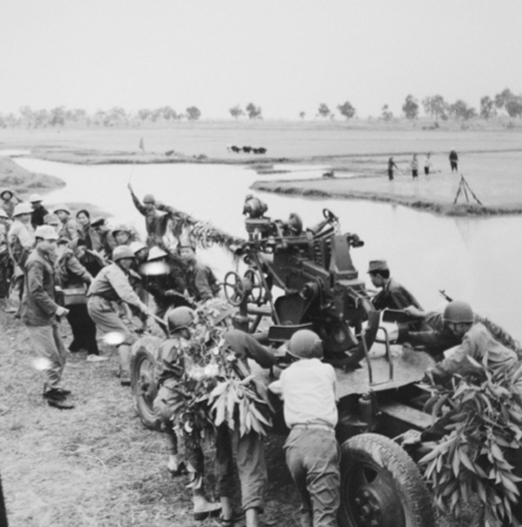 Dân quân nam và nữ giúp bộ đội Bắc Việt Nam kéo pháo lên
trận địa Hải Dương năm 1972 (Ảnh: Mai Nam