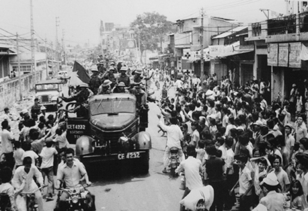 Giải phóng Sài Gòn ngày 30-4-1975, nhân dân chào mừng người chiến thắng (Ảnh: Hứa Kiểm)