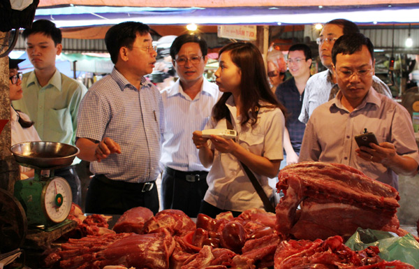 Đoàn kiểm tra liên ngành số 1 của TP Hà Nội đã kiểm tra công tác đảm bảo ATTP đối với mặt hàng thịt lợn tại chợ Nghĩa Tân.
