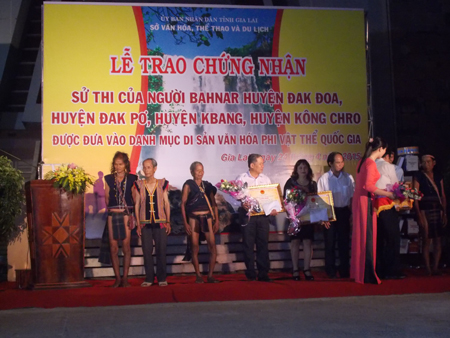 Các nghệ nhân nhận quà của UBND tỉnh Gia Lai trong buổi lễ