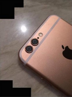 Mặt sau của iPhone 6S là hệ thống camera kép, tuy nhiên ống kính vẫn thiết kế khá thô