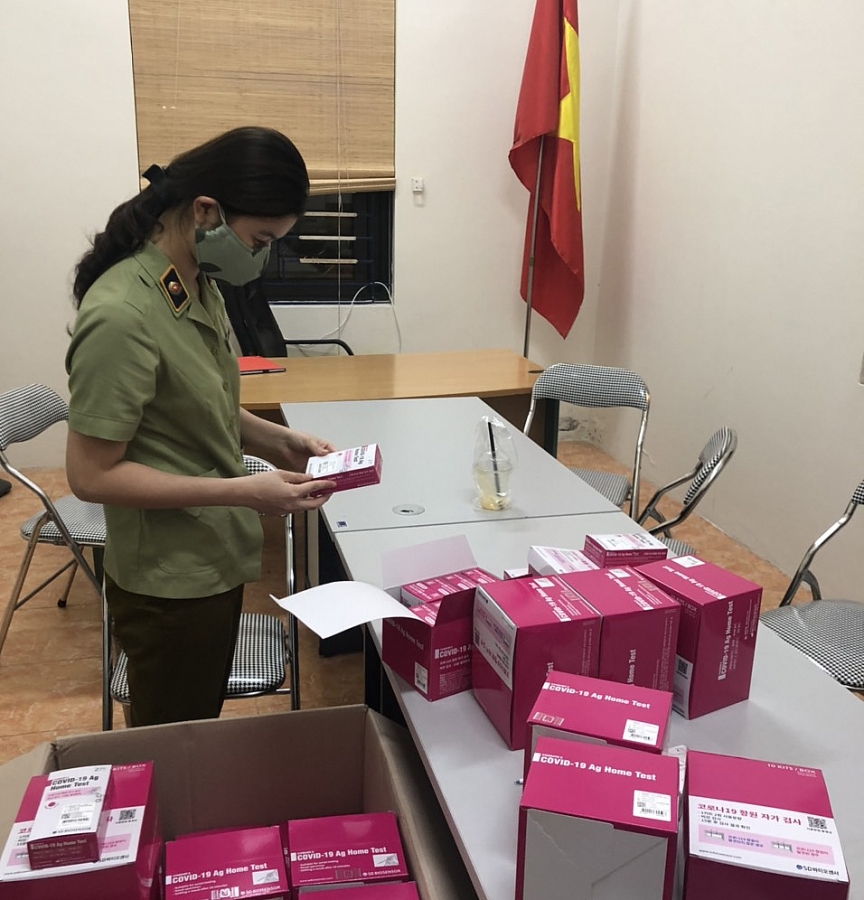 Hà Nội: Tiếp tục tạm giữ 400 hộp dụng cụ xét nghiệm Covid-19