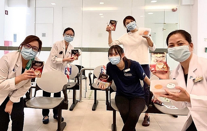 Các sản phẩm của Việt Nam (bánh tráng, cà phê, nước mắm, gia vị…) được nhà hàng Việt Nam Red Sparrow chế biến các suất ăn miễn phí, ủng hộ các y bác sĩ trên tuyến đầu phòng dịch của Singapore
