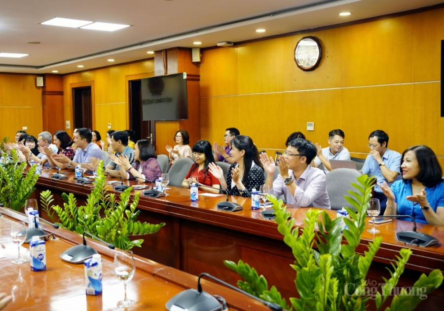 Bộ trưởng Bộ Công Thương Nguyễn Hồng Diên chúc mừng các cơ quan báo chí thuộc ngành Công Thương