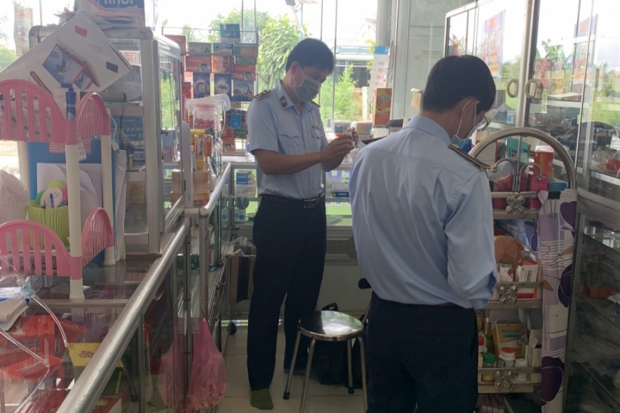 Vĩnh Long: Phát hiện một quầy thuốc bán thuốc tây đã hết hạn sử dụng