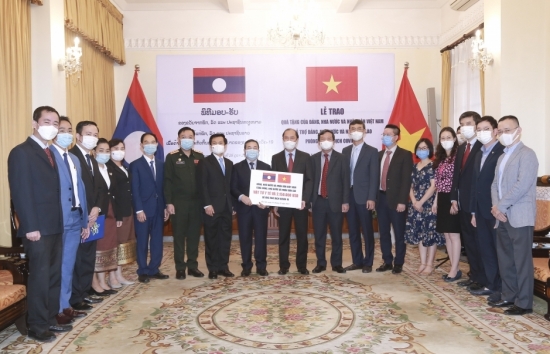 Việt Nam trao quà tặng hỗ trợ Lào ứng phó Covid-19
