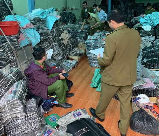 Hà Nội: Thu giữ hàng nghìn quần áo giả mạo nhãn của thương hiệu đã đăng ký bảo hộ
