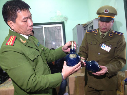 Bắt giữ hàng trăm chai rượu ngoại nhập vô chủ trị tại ga Hà Nội