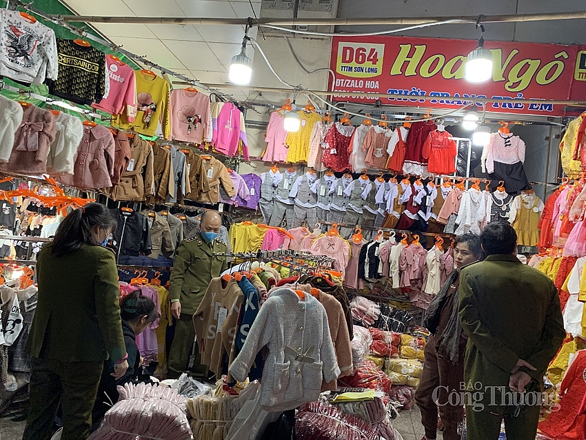 Tiểu thương chợ Ninh Hiệp đồng loạt đóng cửa, “né’ sự truy quét hàng giả