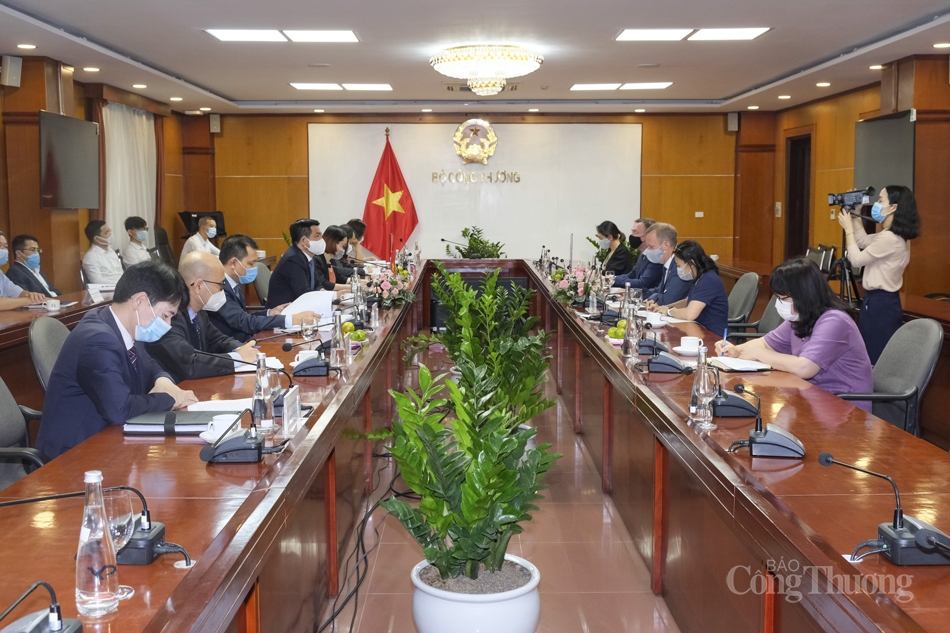 Bộ trưởng Nguyễn Hồng Diêm: Việt Nam tiếp tục tạo môi trường thuận lợi thu hút vốn đầu tư trong lĩnh vực năng lượng tái tạo