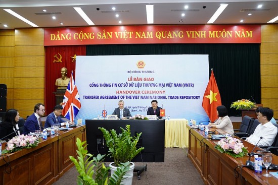 Vương quốc Anh bàn giao Cổng thông tin cơ sở dữ liệu thương mại cho Việt Nam