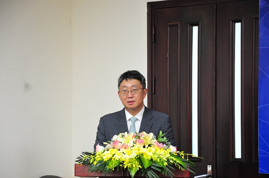Bộ Công Thương trao tặng kỷ niệm chương cho Tham tán Thương mại Hàn Quốc tại Việt Nam