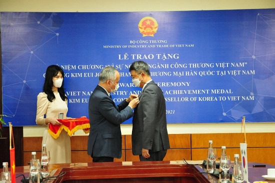 Bộ Công Thương trao tặng kỷ niệm chương cho Tham tán Thương mại Hàn Quốc tại Việt Nam