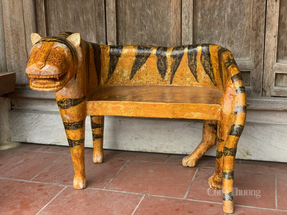 Tác phẩm Ngũ Hổ với năm chiếc ghế được tạo hình là năm chú hổ với năm màu sắc khác nhau tượng trưng cho ngũ hành (Kim - Mộc - Thủy - Hỏa - Thổ), thể hiện âm dương ngũ hành với kích thước lớn 1,2m x1,5m và nặng 60kg/1 chiếc