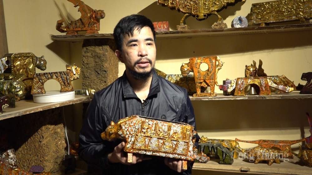 Bộ sưu tập hàng trăm tượng, phù điêu hình hổ độc bản được làm từ gỗ mít, đá ong phủ sơn mài mà nghệ nhân Nguyễn Tấn Phát đang miệt mài sáng tác để hoàn thành nhân dịp Tết Nguyên đán Nhâm Dần năm nay