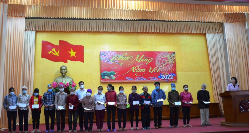 Bộ trưởng Bộ Công thương Nguyễn Hồng Diên trao quà cho người dân xã Hồng Minh, huyện Hưng Hà, tỉnh Thái Bình