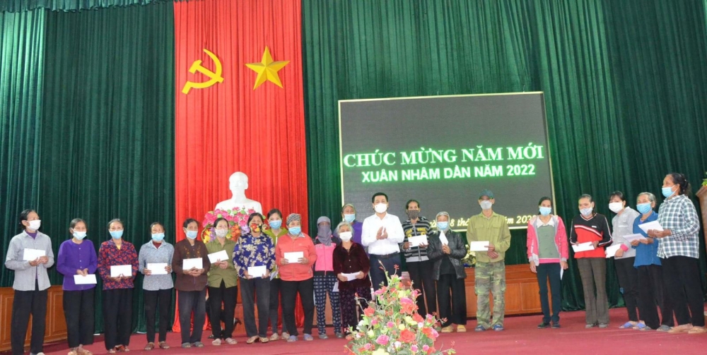 Đ/c Nguyễn Hồng Diên, Ủy viên Trung ương Đảng, Bộ trưởng Bộ Công thương trao quà cho các hộ nghèo, hộ cận nghèo xã Thái Phương.