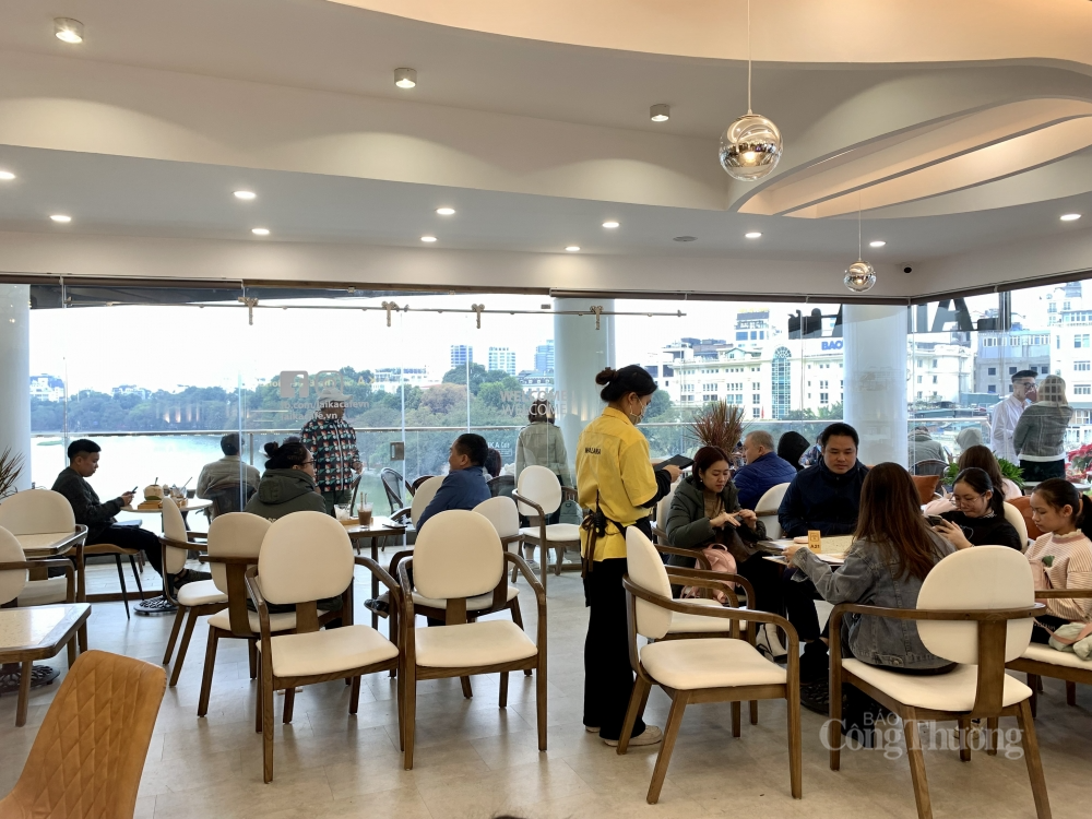 Nhiều hàng quán tại TP Hồ Chí Minh đã mở bán xuyên Tết hoặc rút ngắn thời gian nghỉ để tranh thủ sức mua tốt từ người tiêu dùng. Ảnh: NLĐ.