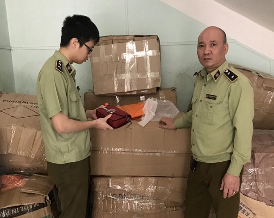 Lào Cai: Tạm giữ 1.440 sản phẩm nhập lậu