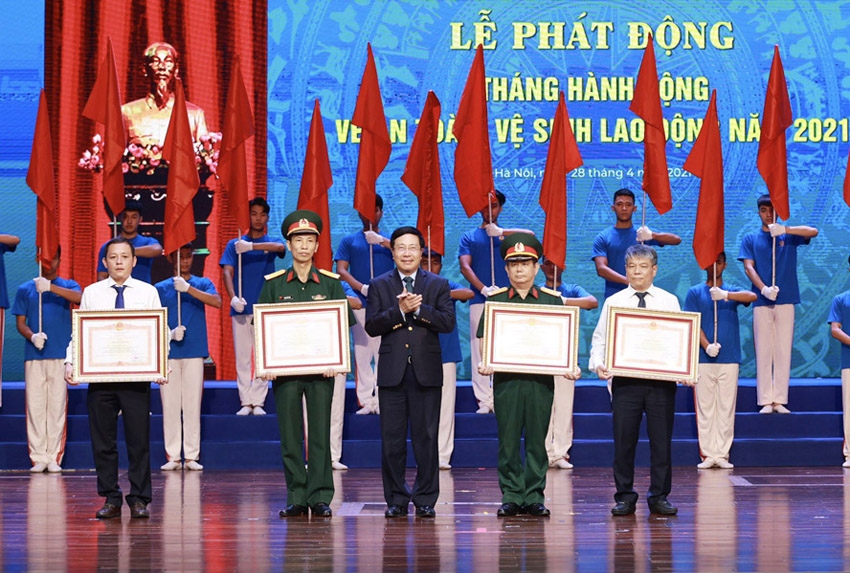 Phó Thủ tướng Chính phủ Phạm Bình Minh trao Bằng khen của Thủ tướng Chính phủ cho các tập thể