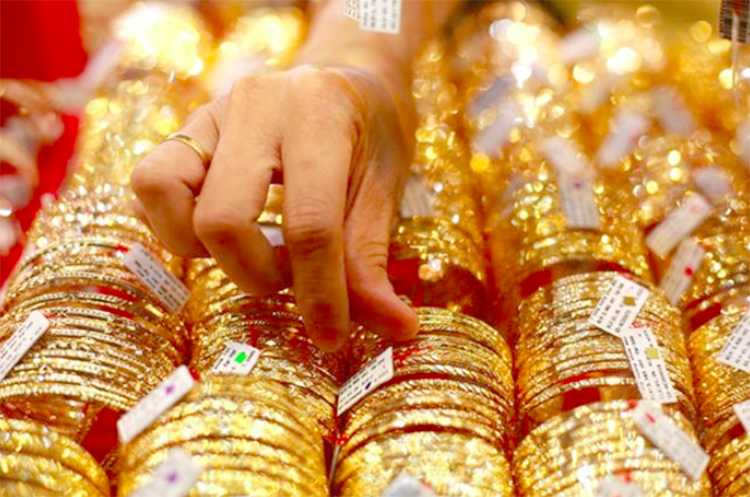 Lý do vì sao giá vàng tại Việt Nam luôn cao hơn giá thế giới?
