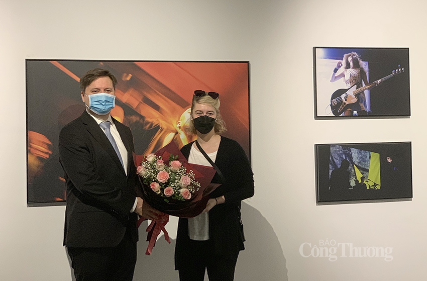Đại sứ Ba Lan tại Việt Nam tặng hoa chúc mừng nhiếp ảnh gia Victoria Siwik