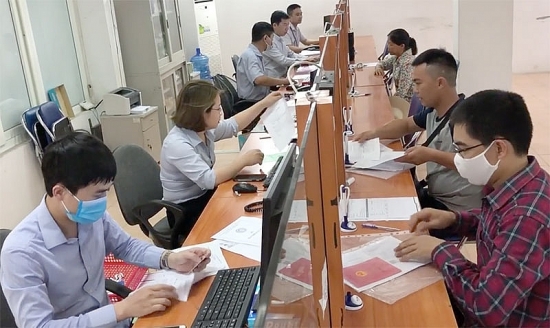 Hàng trăm người lao động Hà Nội xếp hàng chờ giải quyết trợ cấp thất nghiệp