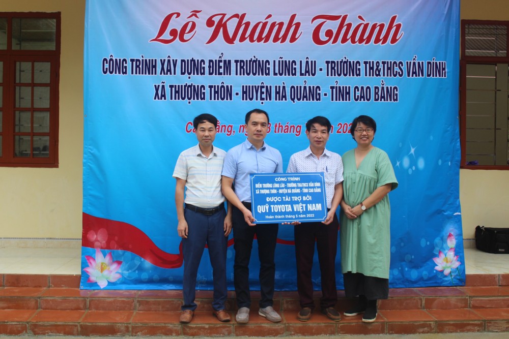 Đại diện Quỹ Toyota Việt Nam và các đơn vị đồng hành bàn giao điểm trường Lũng Lậu