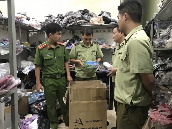 Tuyên Quang: Tạm giữ 2.700 khẩu trang không rõ nguồn gốc và quần áo có dấu hiệu giả mạo nhãn hiệu