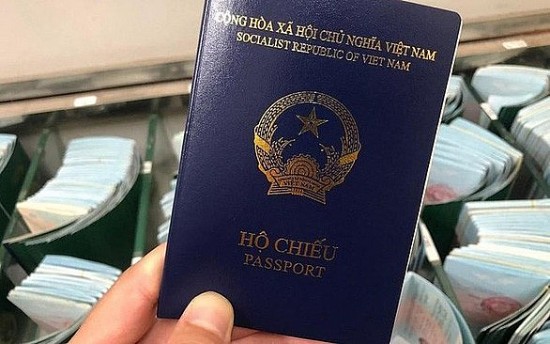 Tây Ban Nha công nhận hộ chiếu xanh tím than của Việt Nam