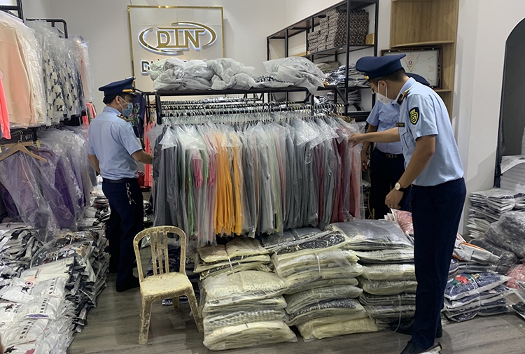 Bắc Ninh: Tạm giữ gần 200 bộ quần áo có dấu hiệu giả mạo nhãn hiệu